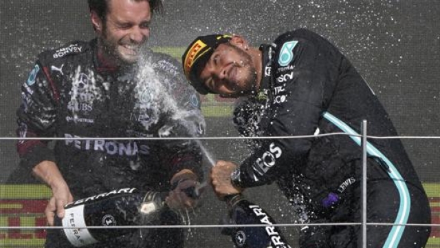 La festa di Hamilton sul podio di Silverstone. Ap