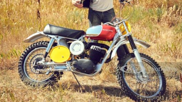 La moto, prima di appartenere a Steve McQueen, era di Bengt Åberg che nel 1969 si laureò Campione del Mondo di Motocross nella classe 500
