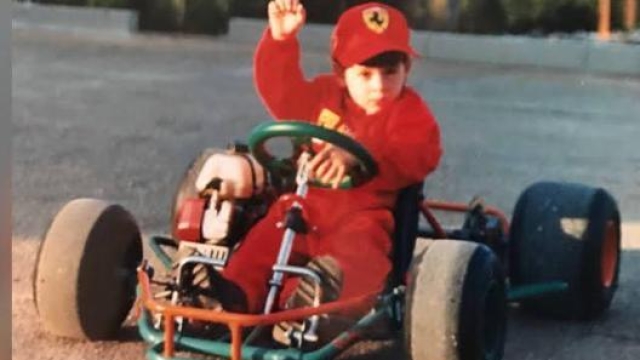 Antonio Giovinazzi da piccolo sul suo primo kart con  la tuta della  Ferrari. Foto Vito Giovinazzi