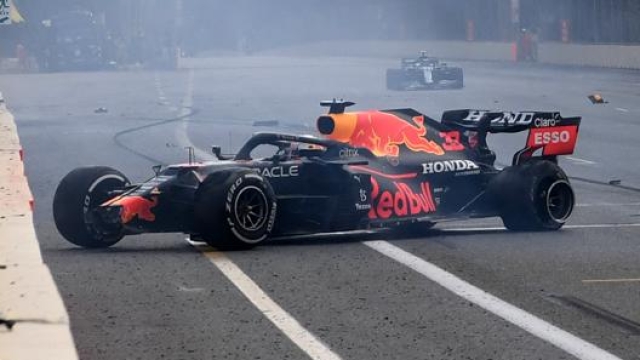 Max Verstappen dopo lo scoppio della posteriore sinistra a Baku. Afp