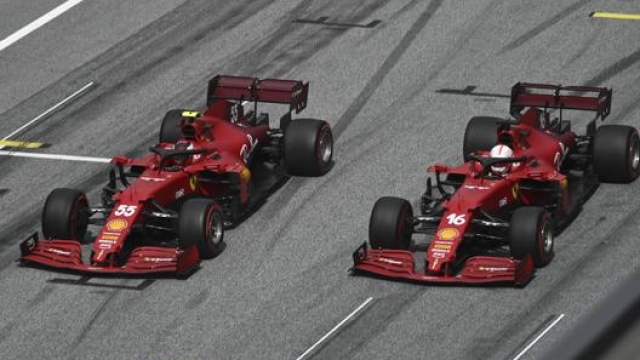 Carlos Sainz e Charles Leclerc con la Ferrari SF21