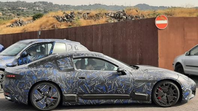 La nuova Maserati GranTurismo vista di profilo: linee slanciate e cofano pronunciato