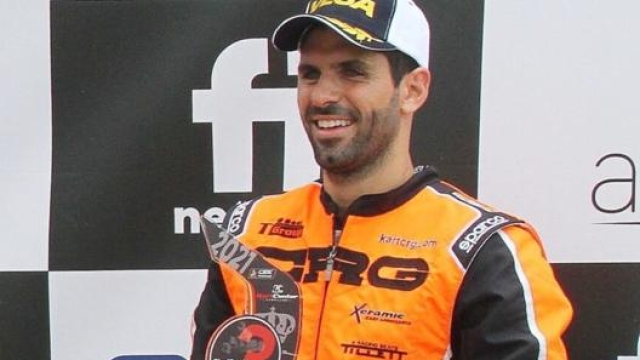 Alguersuari sul podio con il trofeo del terzo posto, nel turno di Campillos del campionato europeo di kart