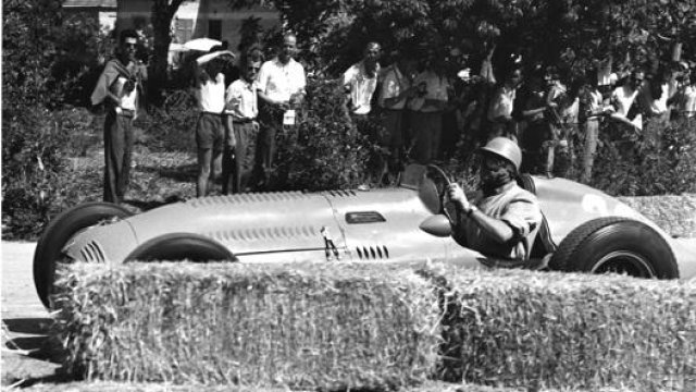 Gonzalez alla guida della Ferrari nel vittorioso GP Pescara del 1951, gara non valida per il Mondiale. Ap