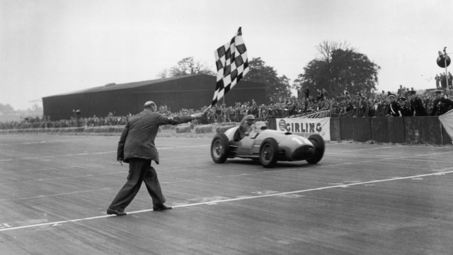 José Froilan Gonzalez taglia il traguardo del GP Gran Bretagna a Silverstone: è il 14 luglio 1951. Getty