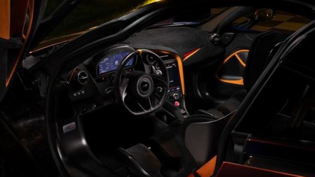 Gli interni della McLaren 765LT