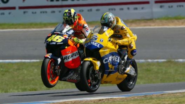 Duello tra Rossi e Biaggi durante il GP di Portogallo del 2003
