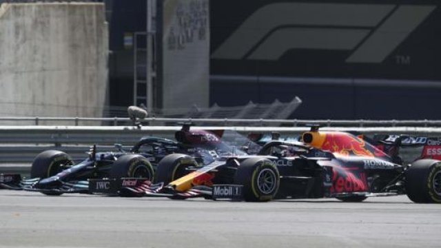 Hamilton e il contatto incriminato che ha mandato fuori pista Max Verstappen