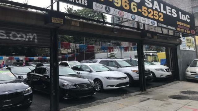 Un concessionario di auto usate a Brooklyn a New York. Afp