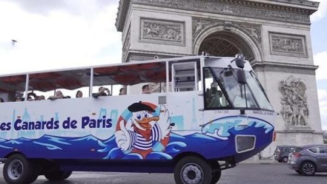 L’autobus davanti all’Arc de Triomphe
