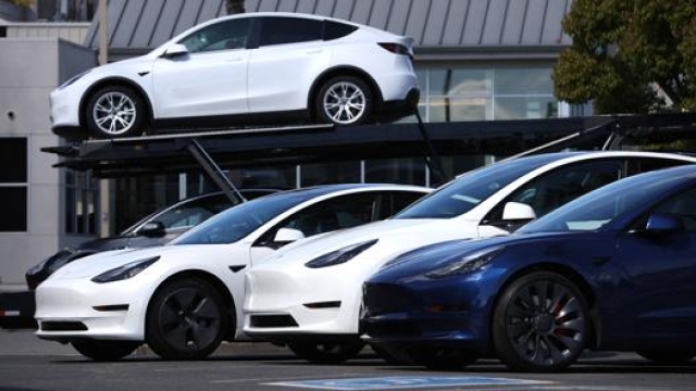 Tesla nuove di fronte a un concessionario in California. Afp