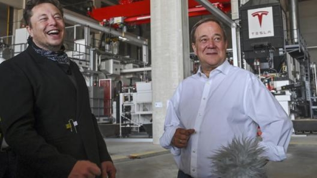 Elon Musk e Armin Laschet all’interno della fabbrica Tesla di Berlino. Ap