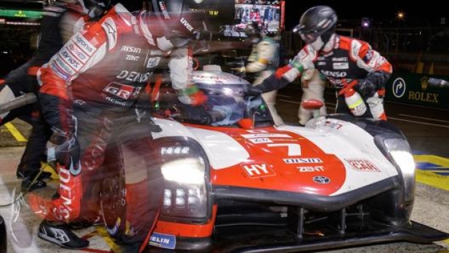 Un pit-stop notturno di Toyota Gazoo Racing. Foto: Rolex/Jad Sherif
