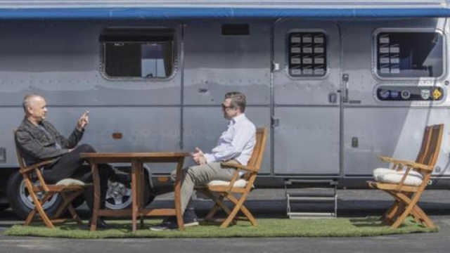 Tom Hanks con l'Airstream 34' Limited