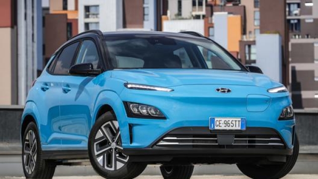 Il Suv compatto elettrico Hyundai Kona si allinea al modello 2021