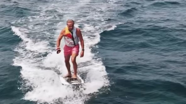 Carlos Sainz, 59 anni, si diverte con l’e-surf, mostrando anche un discreto controllo del mezzo (foto @carlossainzoficial)