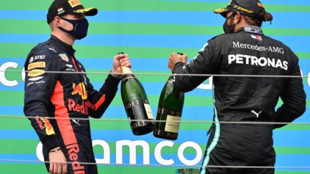 Da sinistra Max Verstappen e Lewis Hamilton. Afp