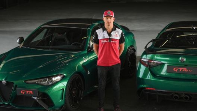 Kimi Raikkonen posa con le Alfa Romeo Giulia GTAm e GTA