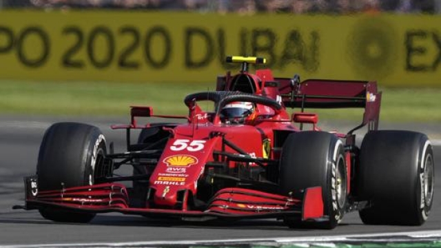 Carlos Sainz impegnato sul circuito di Silverstone con la sua Ferrari. Lapresse