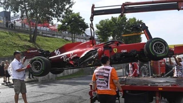 La Ferrari di Leclerc distrutta dopo l’incidente del primo giro in Ungheria. Epa