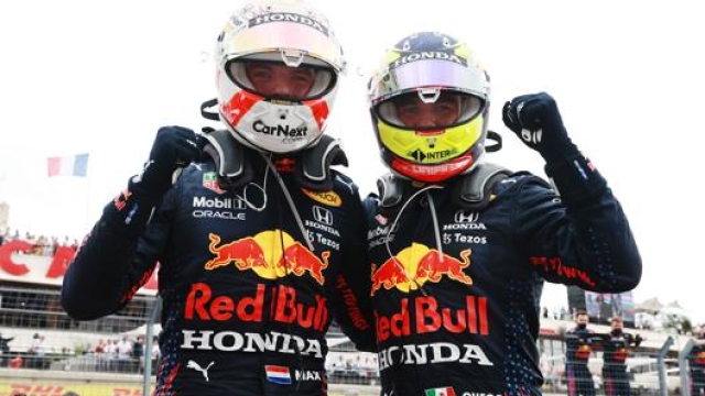 Perez (a destra) con il compagno di squadra e vincitore del GP Verstappen