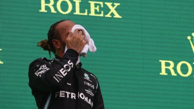 Lewis Hamilton affaticato sul podio dell’Hungaroring. Lapresse