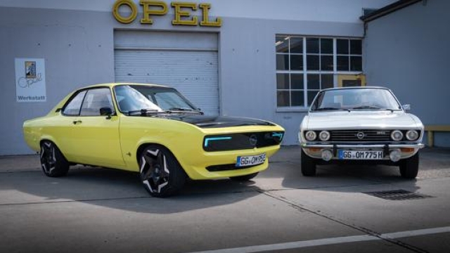 Opel Manta GSe accanto a un esemplare originale del 1974