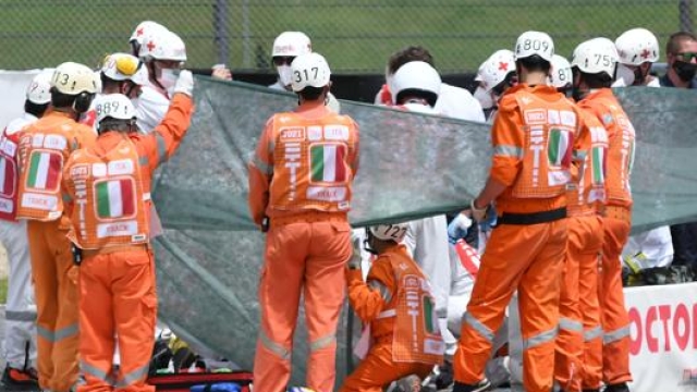 I soccorsi dopo la caduta durante la sessione di qualifiche di Moto3