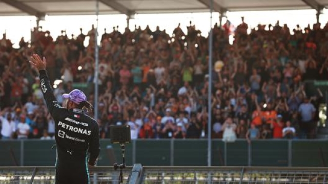 Lewis Hamilton saluta il pubblico di Silverstone. Getty