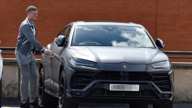 Una Lamborghini Urus nel garage di Pickford