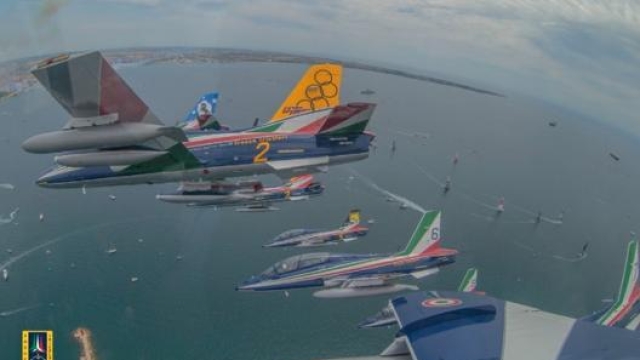 I velivoli in volo sul Mare Grande di Taranto con la colorazione celebrativa dei 50 anni della Pattuglia Acrobatica