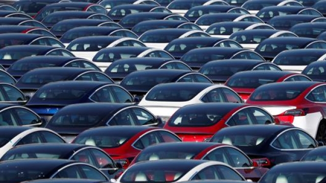 È legge il rifinanziamento per 350 milioni di euro degli incentivi auto. Afp
