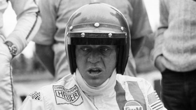 Steve McQueen nei panni di pilota durante le riprese del film uscito nel 1971, Le 24 Ore di Le Mans. LaPresse