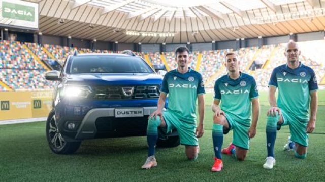 Duster con alcuni giocatori dell’Udinese, di cui Dacia è jersey sponsor