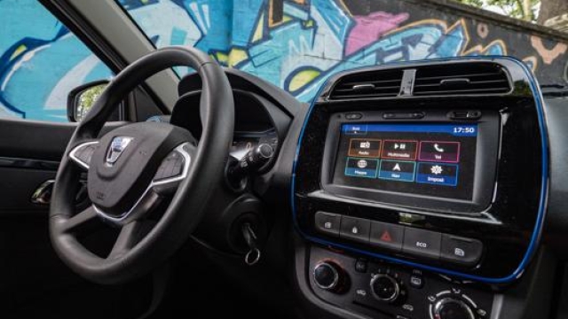 Al centro della plancia troviamo il sistema di infotainment che fa affidamento su uno schermo touch da 7" compatibile con Apple Car Play e Android Auto