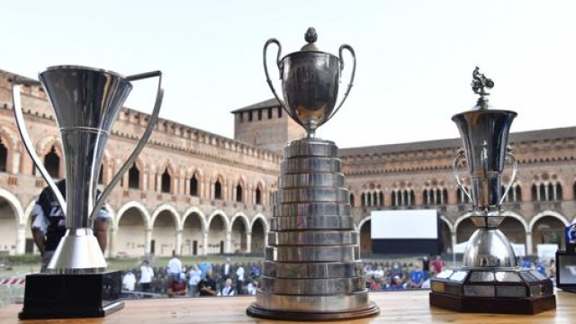 I trofei della Six Days e sullo sfondo il Castello Visconteo di Pavia