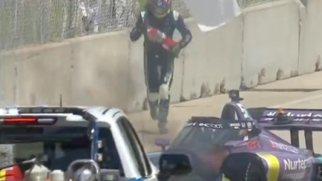 Grosjean, 35 anni, cerca di placare le fiamme sulla sua vettura nella gara di IndyCar a Detroit