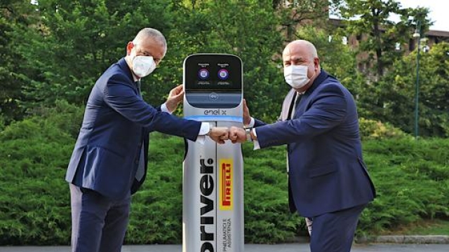 La foto simbolo dell’accordo: da sinistra Augusto Raggi, responsabile Enel X Italia, e Daniele Deambrogio, CEO Pirelli Italia