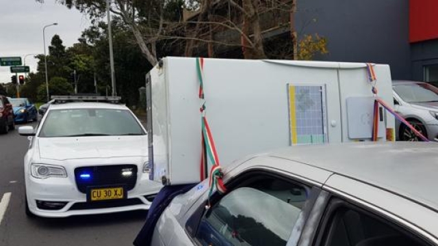 La polizia locale ha bloccato il conducente che aveva questo frigorifero posizionato sul bagagliaio (foto Facebook Traffic and Highway Patrol Command - NSW Police Force)