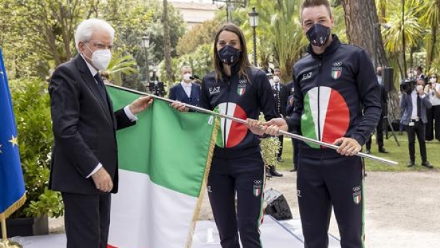 Il Presidente della Repubblica Sergio Mattarella consegna la bandiera italiana agli Alfieri della squadra olimpica. Elia Viviani e Jessica Rossi.