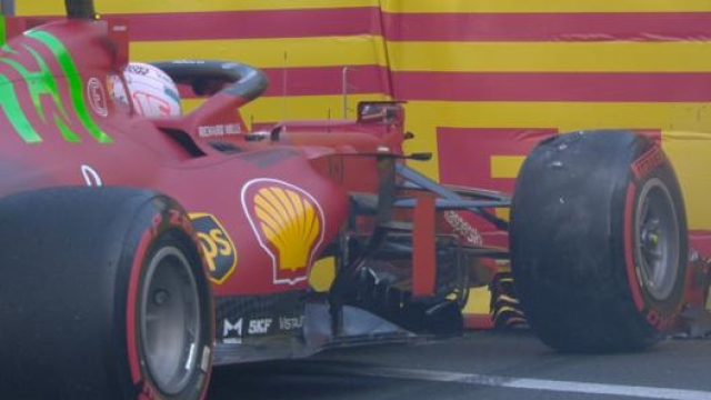 La Ferrari di Leclerc contro le barriere in curva 15