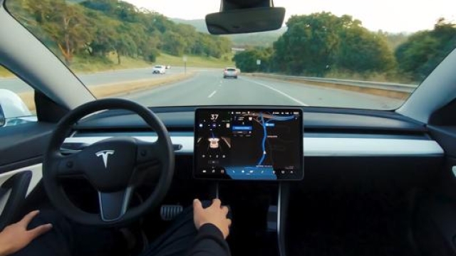 Un automobilista con l’Autopilot su Tesla