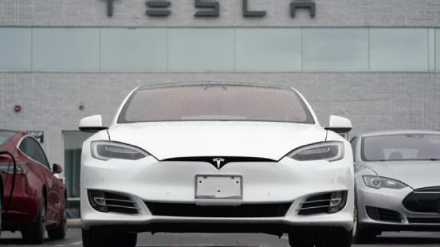 Una Tesla in attesa di immatricolazione