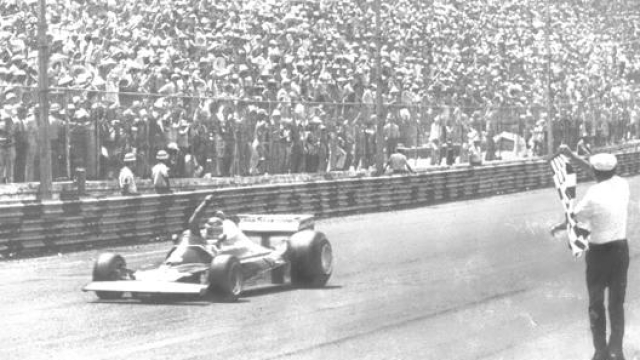 Reutemann su Ferrari vince il GP Brasile 1977 a Interlagos. Upi