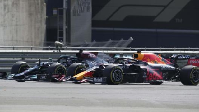 Il momento del contatto alla Copse tra Hamilton e Verstappen. Lapresse