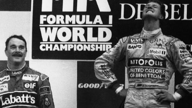 Michael Schumacher sul podio del GP  del Belgio nel 1992, sua  prima vittoria in F.1.  Al suo fianco Nigel Mansell