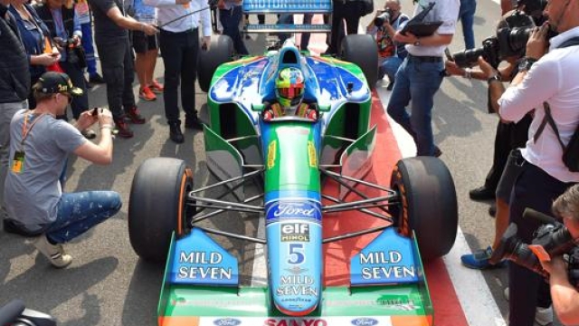 Mick Schumacher a bordo della Benetton B194 del padre Michael