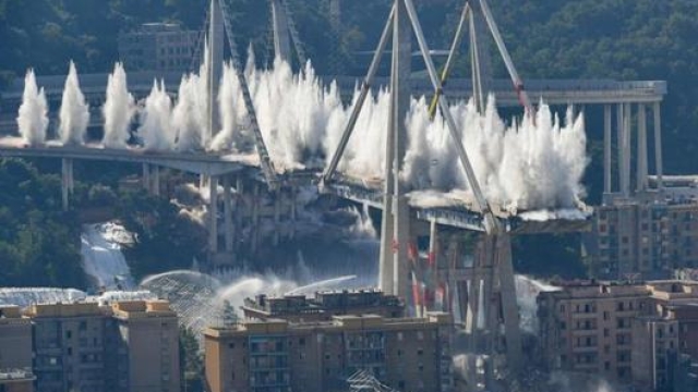 La demolizione della porzione del ponte Morandi sopravvissuta al crollo del 2018