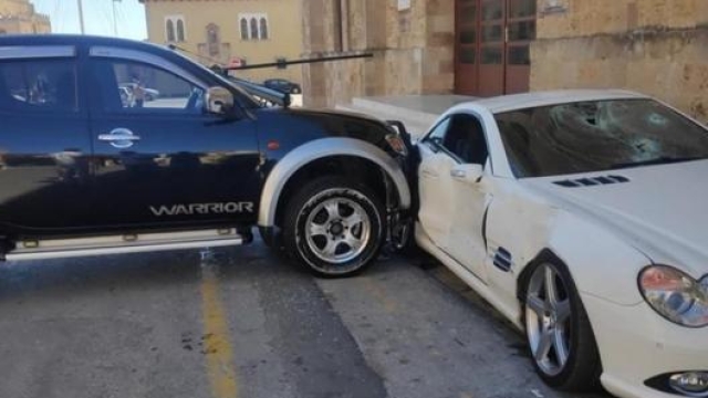 Un poliziotto ha distrutto l'auto del suo capo  a Rodi in Grecia