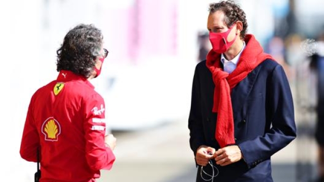 Da sinistra Laurent Mekies, direttore sportivo Scuderia Ferrari, con il presidente John Elkann. Getty